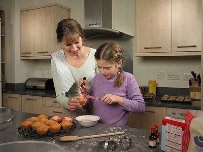 母亲和女儿一起烘焙图片