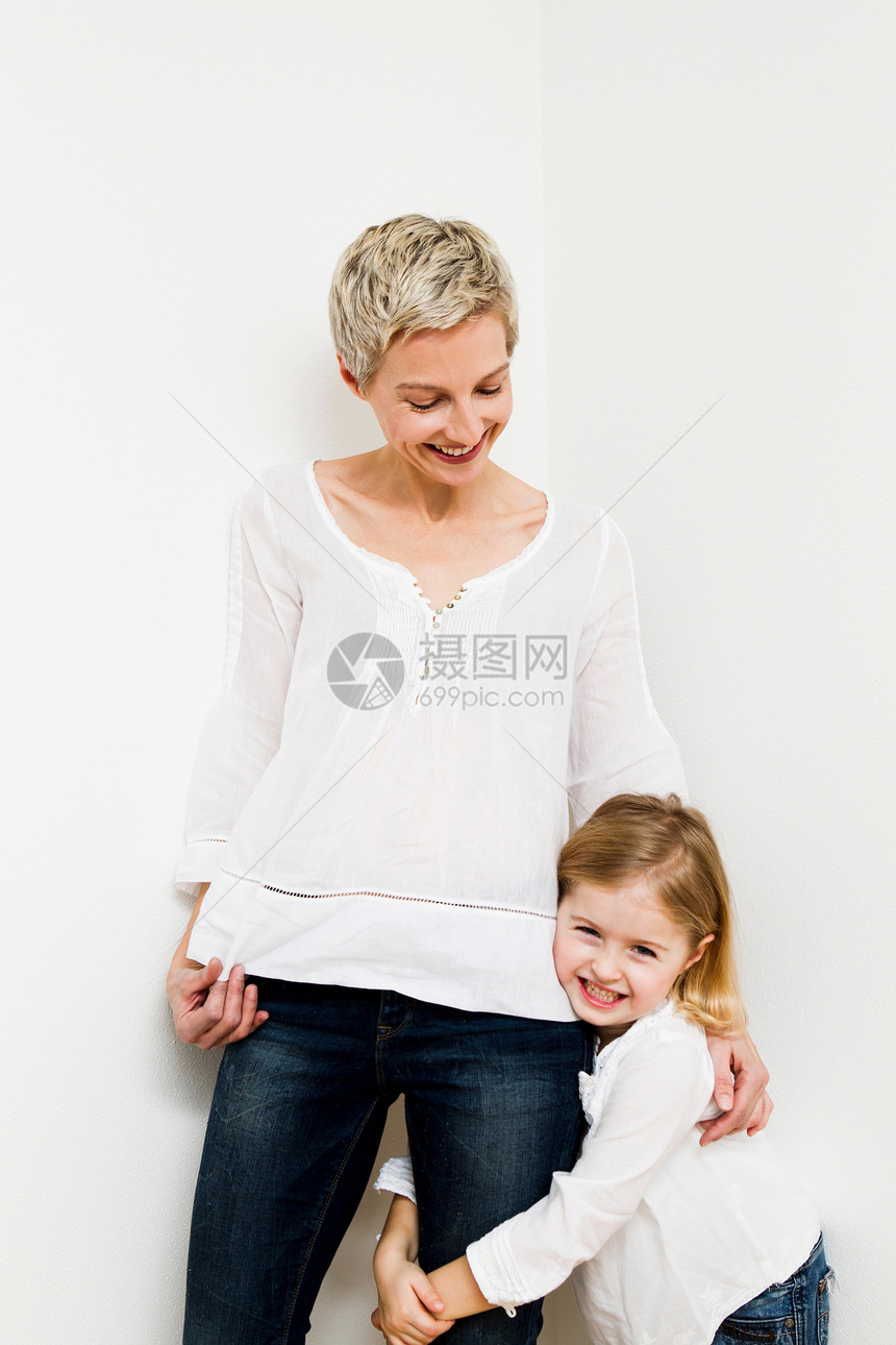 微笑的母亲和女儿拥抱图片