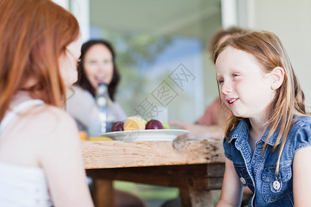 女孩在早餐桌上聊天图片