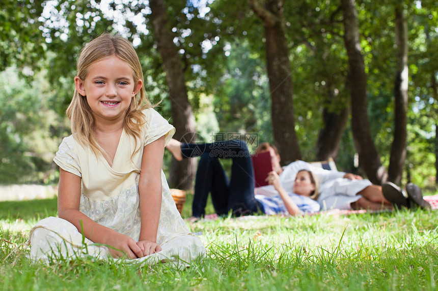 坐在公园草地上的女孩图片