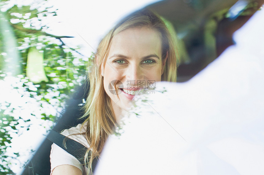 坐在车里微笑的女人图片