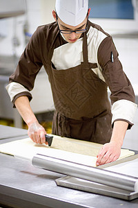 厨房切面粉的工人图片