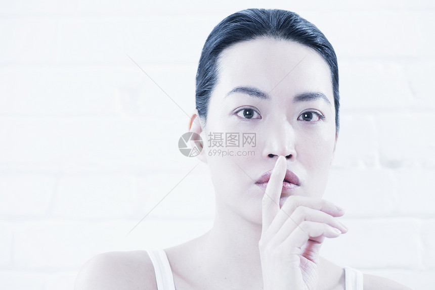 女人用手指遮住嘴唇图片