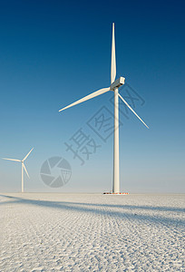 雪地风力涡轮机图片
