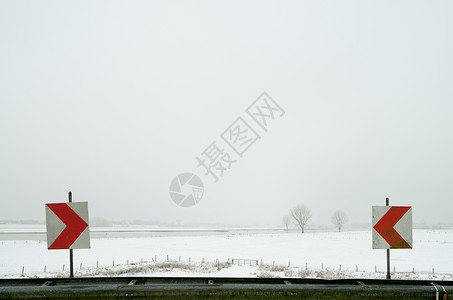 雪农村地貌的道路标志背景图片