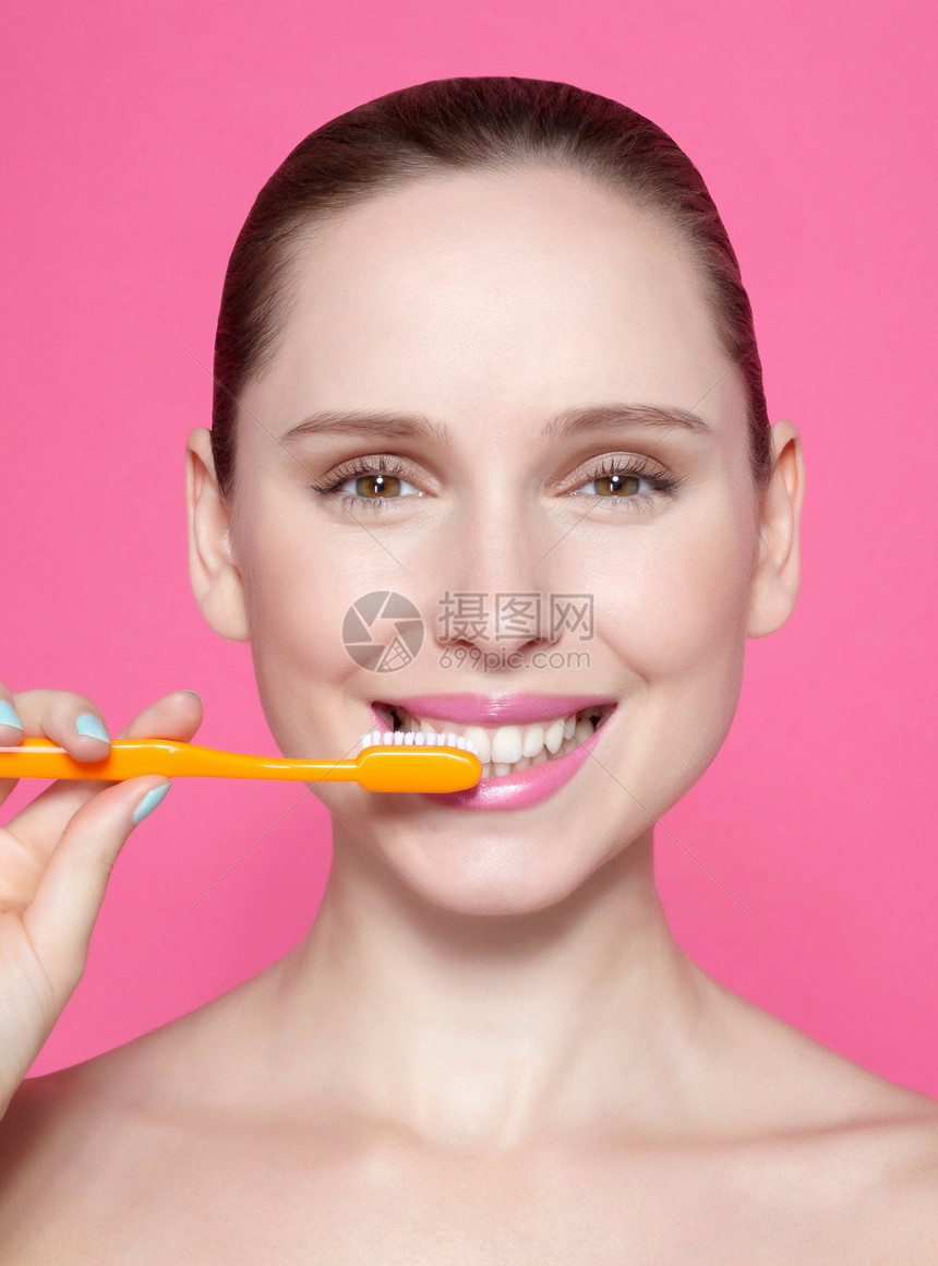 微笑的女人刷牙图片