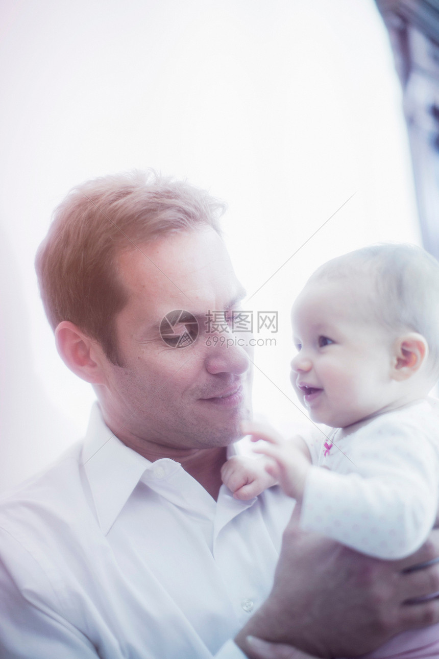 抱着女婴的父亲图片