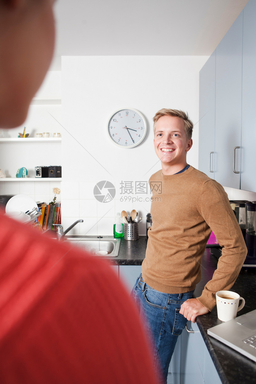 厨房里的男学生图片