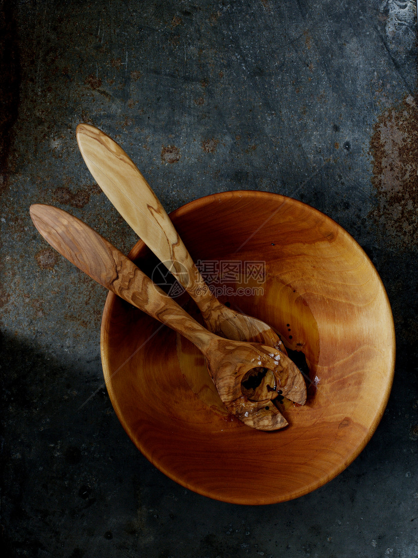 木制沙拉碗和餐汤匙图片