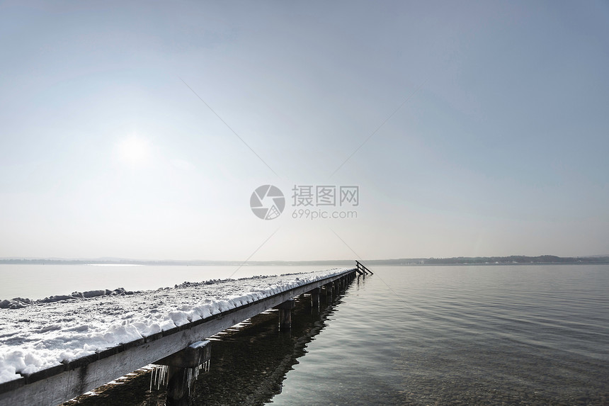 德国巴伐利亚湖冬日码头图片