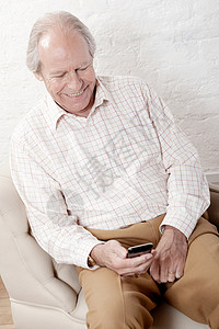 使用智能手机的老年人图片