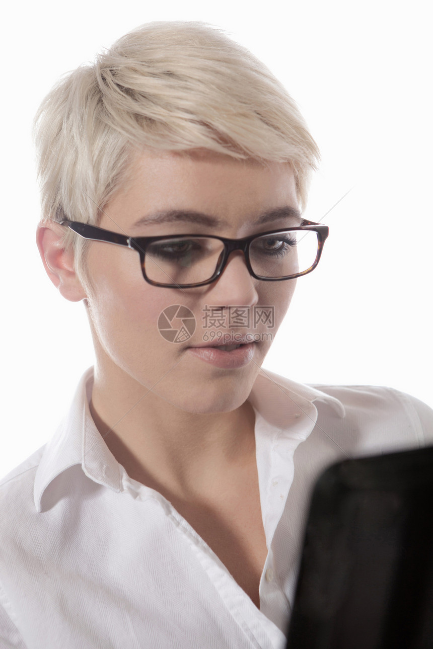 戴眼镜的妇女使用数字平板电脑图片