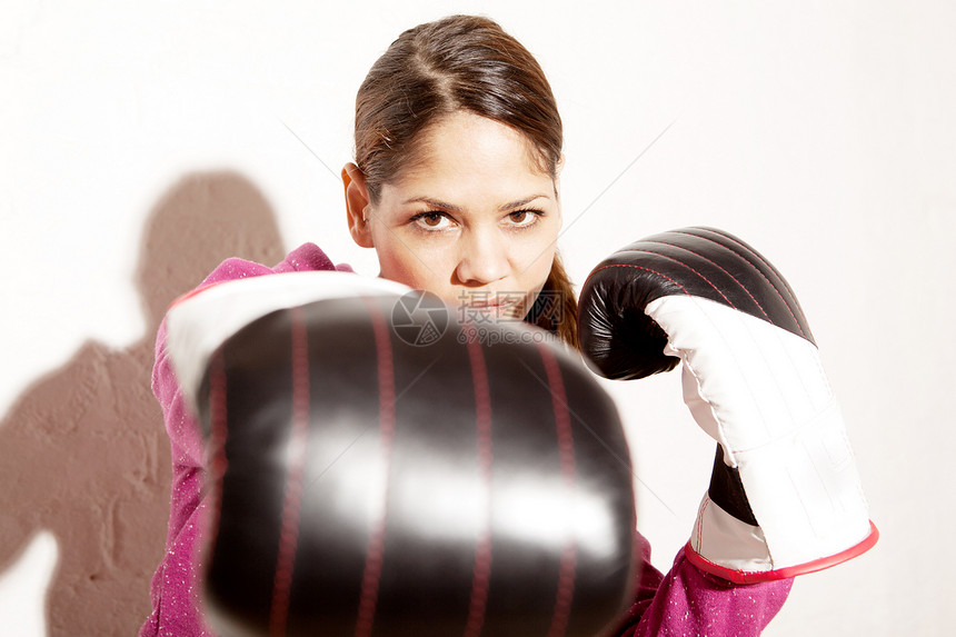 手戴拳击手套的年轻妇女图片