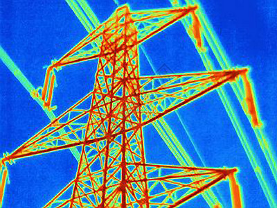 电气塔和电力线的热图像图片
