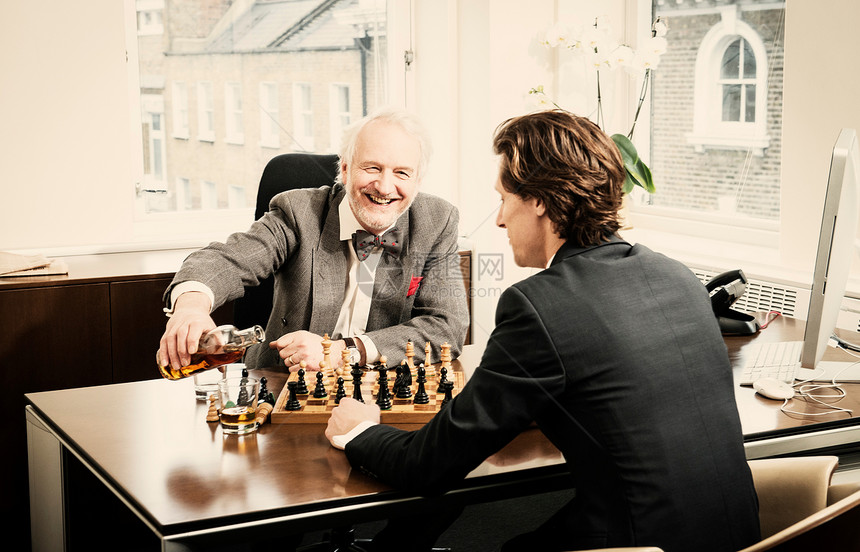 两个男人在办公室下象棋图片