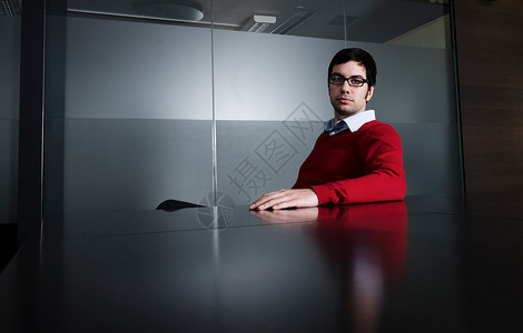商业主管在会议桌上无聊地坐着图片