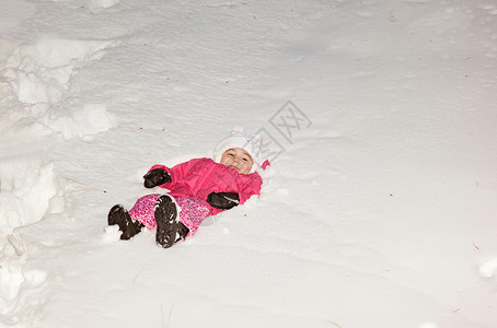 女孩躺在深雪中图片