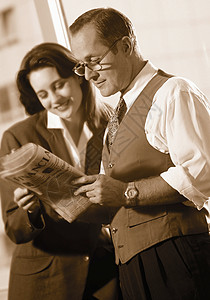 商人在阅读报纸背景图片