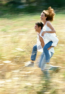 背着妻子奔跑的男人图片