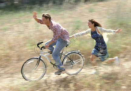 女子追赶正在骑自行车的男人图片