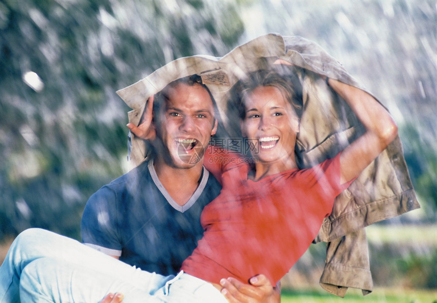 雨中情侣图片