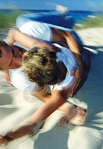 情侣在沙中拥抱转圈图片