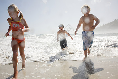 儿童在海滩边奔跑图片
