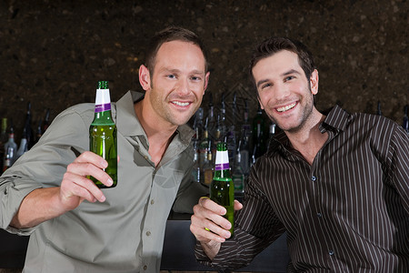 两个男人在酒吧喝酒图片