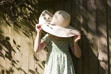 戴太阳帽的女孩背景图片