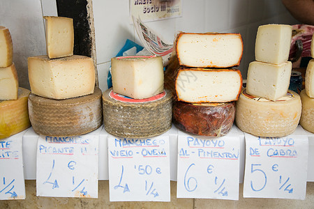 市场摊位上的奶酪背景图片