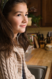一个听MP3播放器的女孩图片