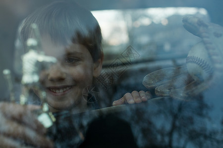 车子里有奖杯的男孩背景图片