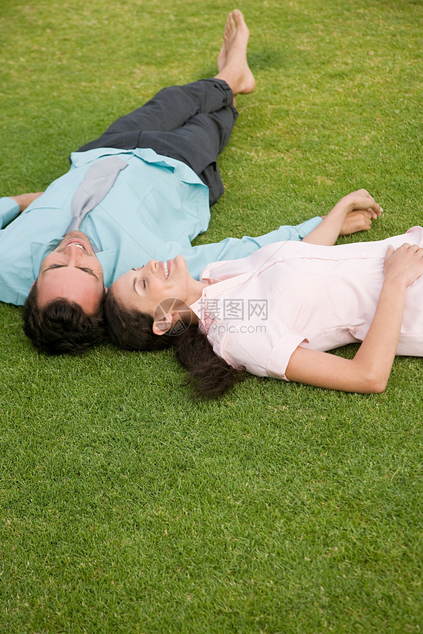 夫妇躺在草地上图片