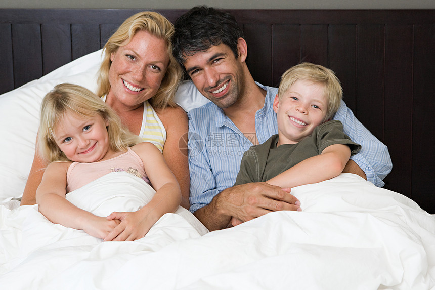 一家人在床上的肖像图片