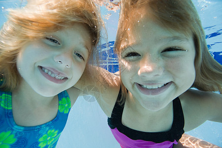 游泳池里的小女孩背景图片