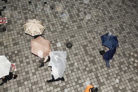 撑雨伞的人图片