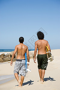 海滩上行走的少年男孩图片