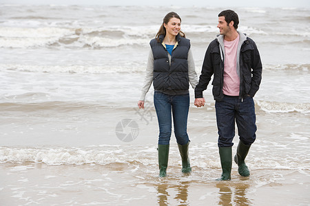 夫妇在大海中行走图片