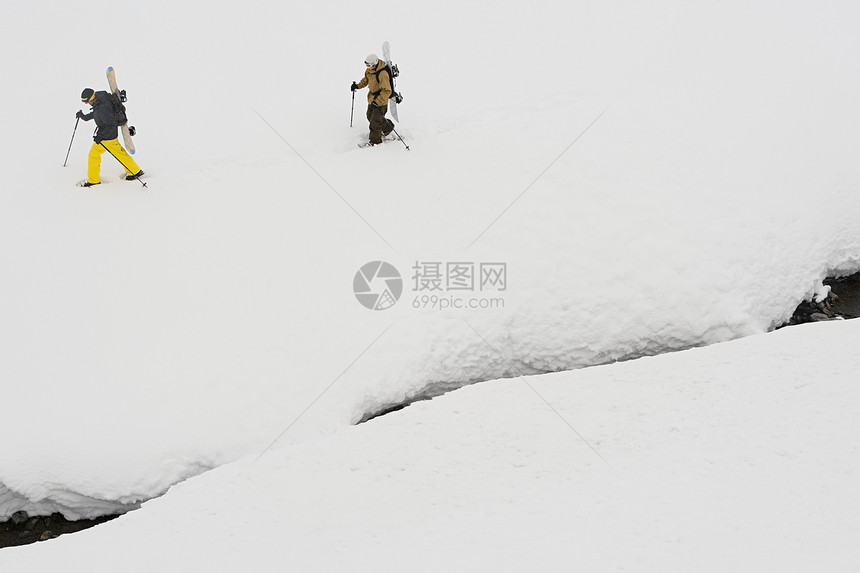 二名男子滑雪图片