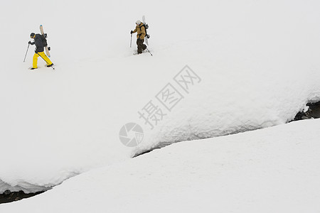 二名男子滑雪图片