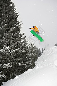 男子滑雪图片