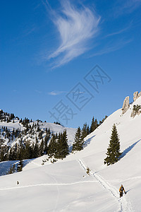 一个人在雪山上走图片