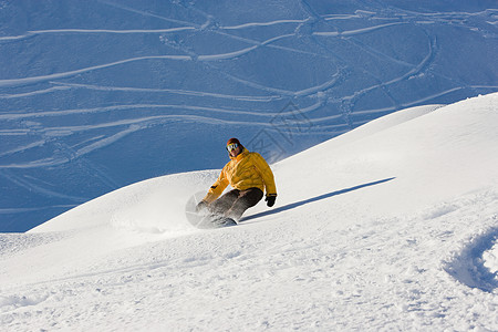 男子在滑雪图片