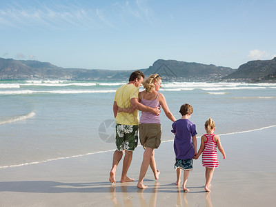在海上行走的一家人背景图片