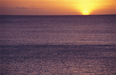 太阳在海面上落下图片