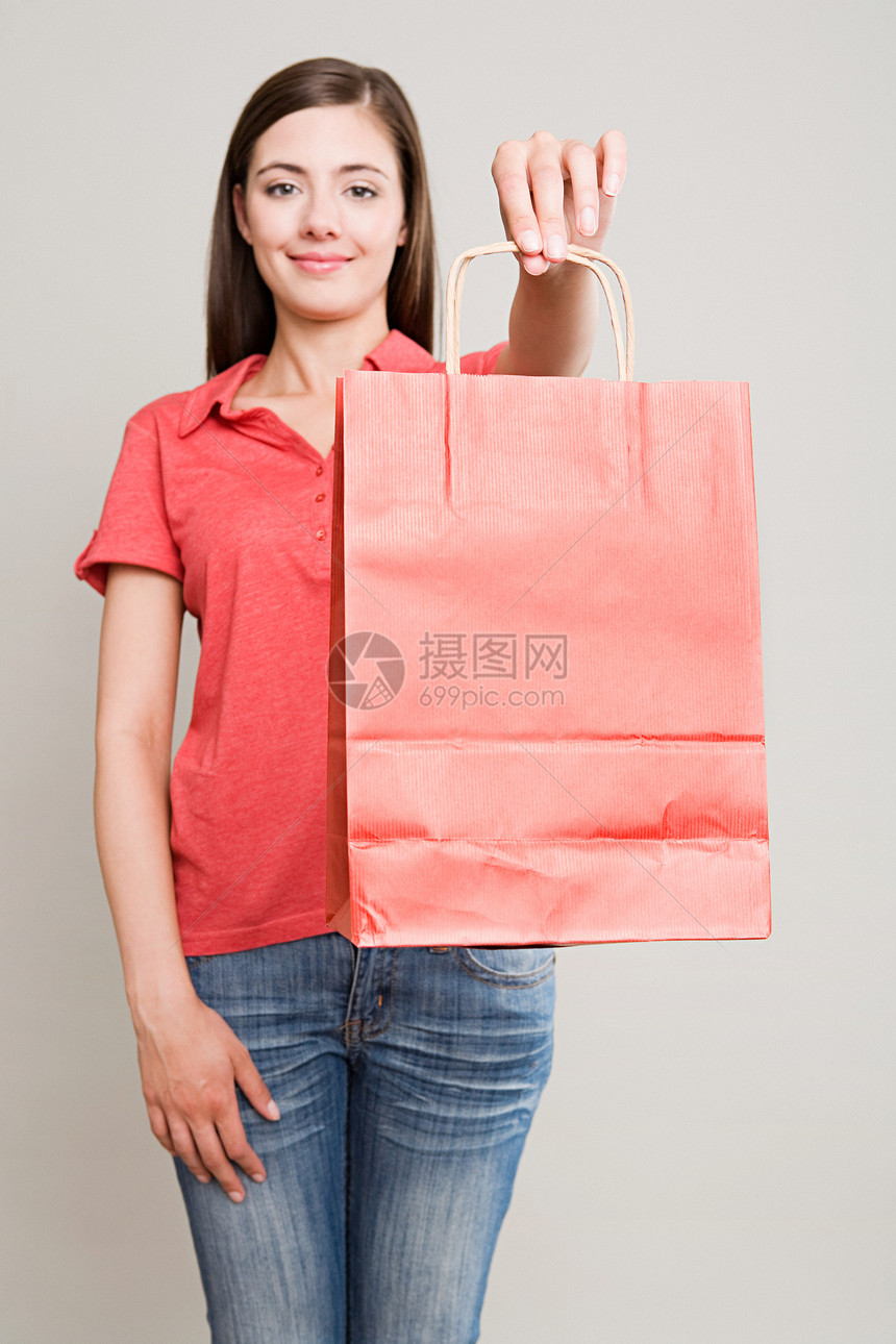 持有红色购物袋的妇女图片