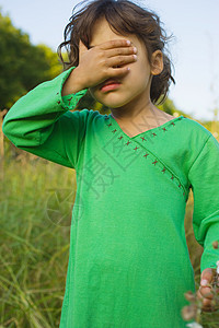 一个女孩遮着她的眼睛图片