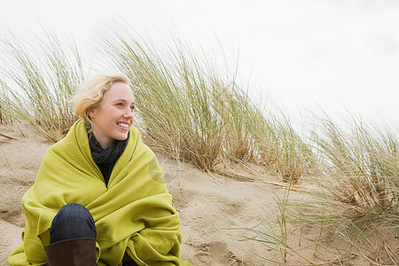 身穿毛毯的海边女人图片