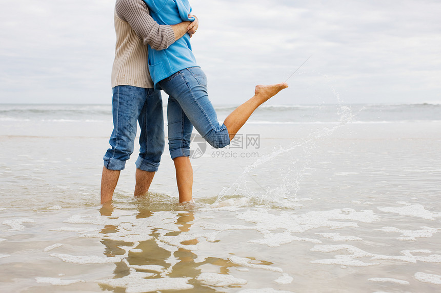 夫妻在海中拥抱图片
