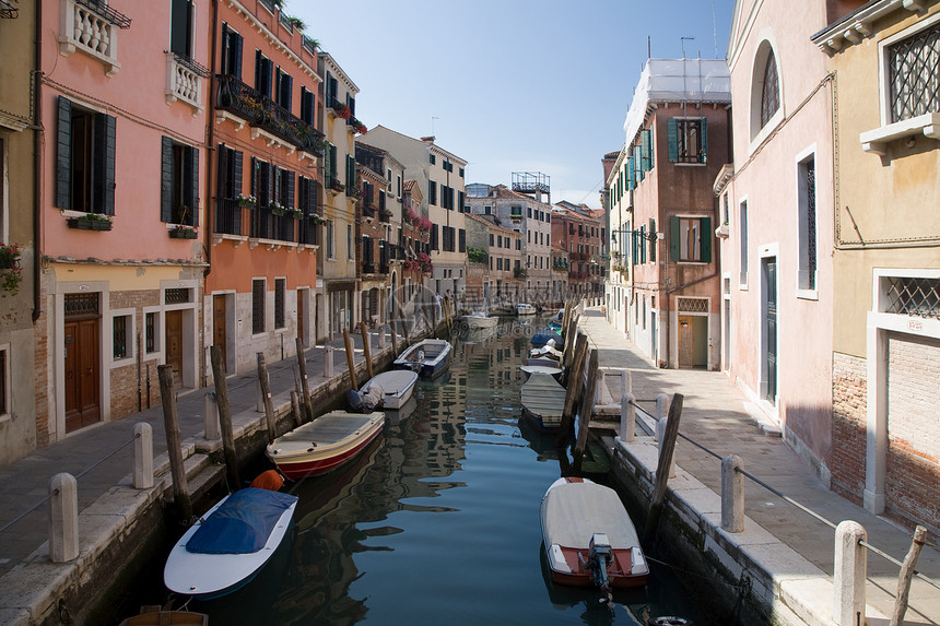 在威尼斯运河上的摩船图片